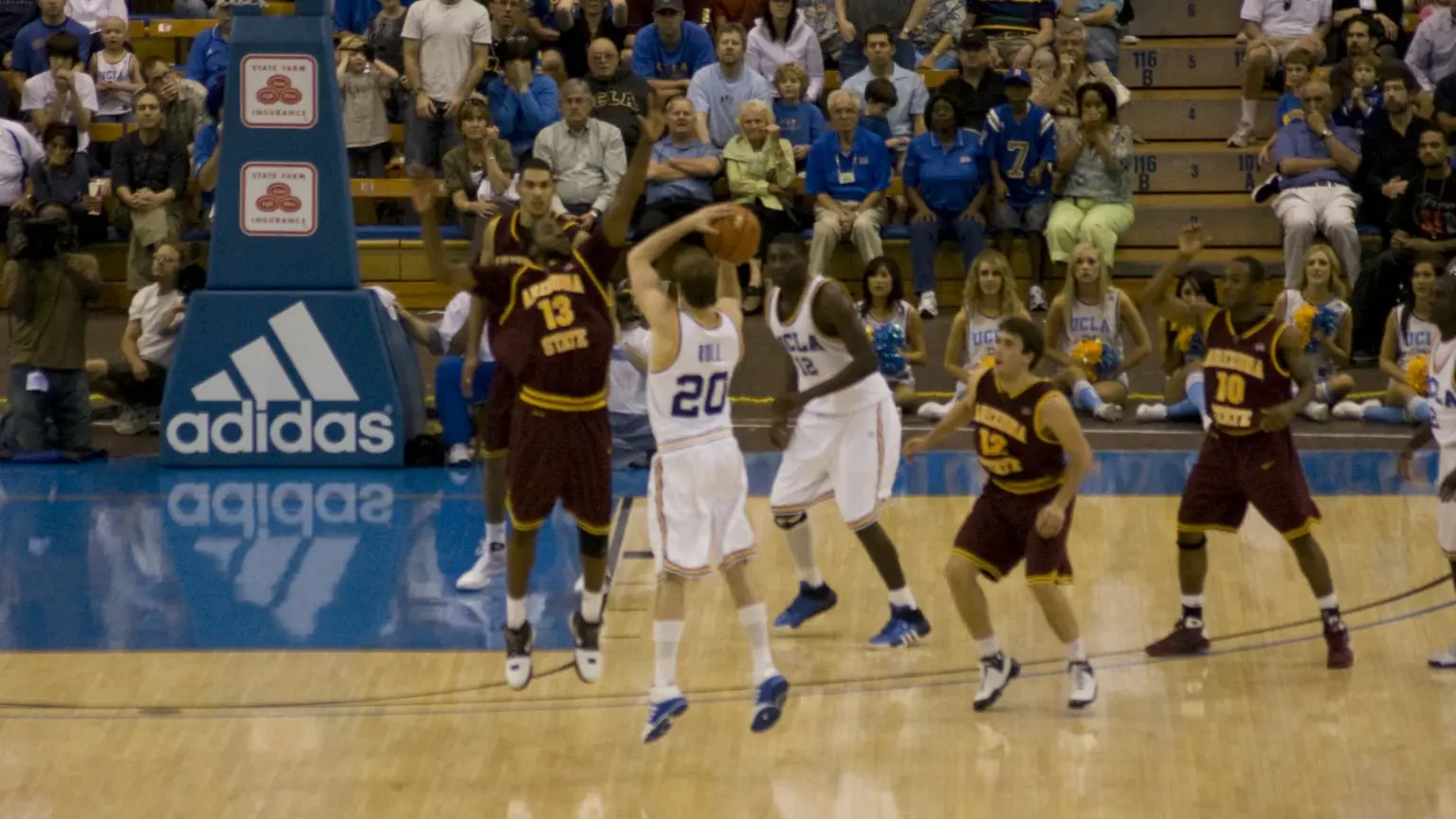 Closeout nel basket: l’errore di distanza che apre subito una linea di penetrazione