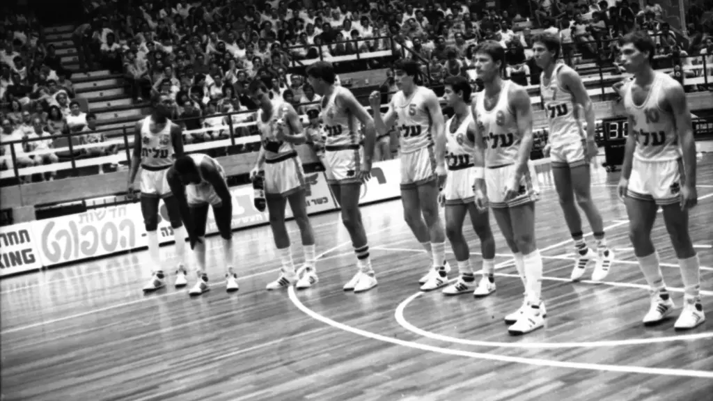 Spain pick and roll: il terzo giocatore che trasforma un blocco sulla palla in un rebus difensivo