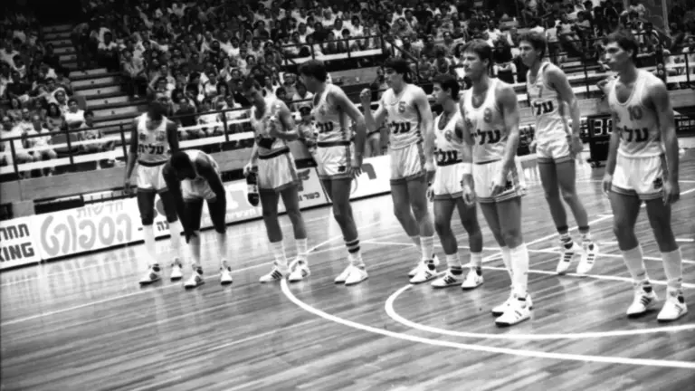 Spain pick and roll: il terzo giocatore che trasforma un blocco sulla palla in un rebus difensivo