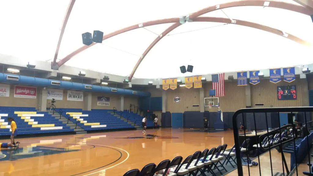 Shuffle cut: perché il taglio dal post alto verso il ferro cambia il lato da occupare dopo il blocco