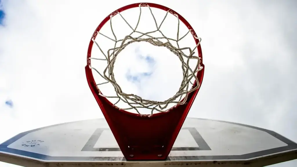 Fallo intenzionale per fermare il cronometro: cosa prevedono le regole del basket
