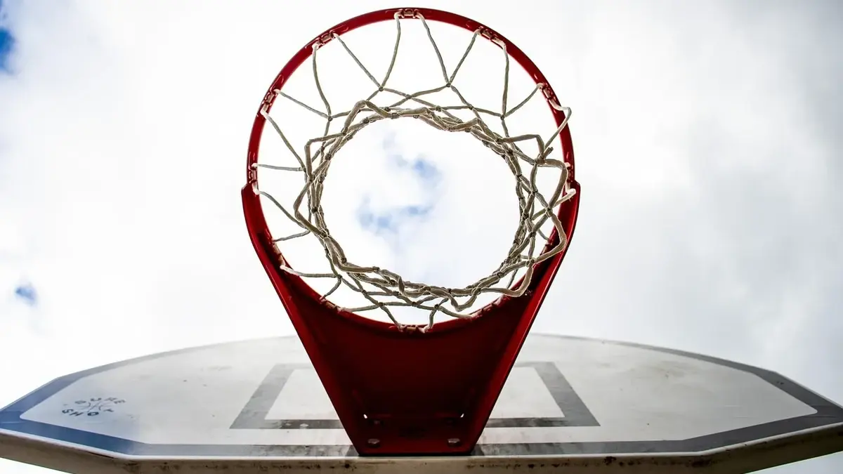 Fallo intenzionale per fermare il cronometro: cosa prevedono le regole del basket