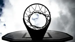 Transizione offensiva nel basket: dove si posiziona il rimorchio dopo il primo passaggio