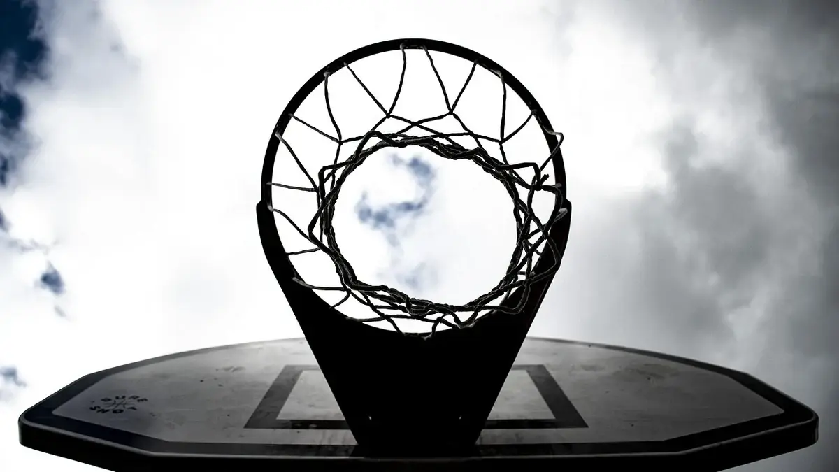 Transizione offensiva nel basket: dove si posiziona il rimorchio dopo il primo passaggio