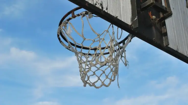 Rimessa nel basket FIBA: quanti secondi ha il giocatore per passare la palla