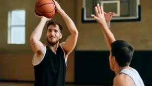 Verticalità nel basket: quando un difensore può saltare per contestare un tiro