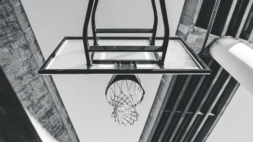 Doppio palleggio nel basket: quando si commette l’infrazione dopo aver fermato la palla
