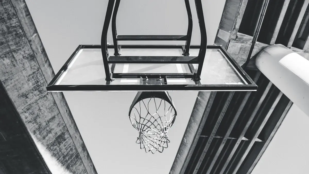 Doppio palleggio nel basket: quando si commette l’infrazione dopo aver fermato la palla