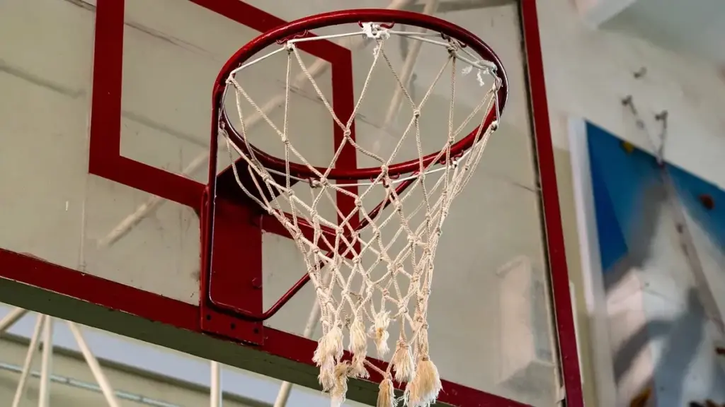 Palla incastrata tra ferro e tabellone nel basket: come si riprende il gioco