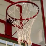 Palla incastrata tra ferro e tabellone nel basket: come si riprende il gioco