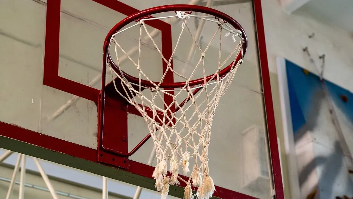 Palla incastrata tra ferro e tabellone nel basket: come si riprende il gioco