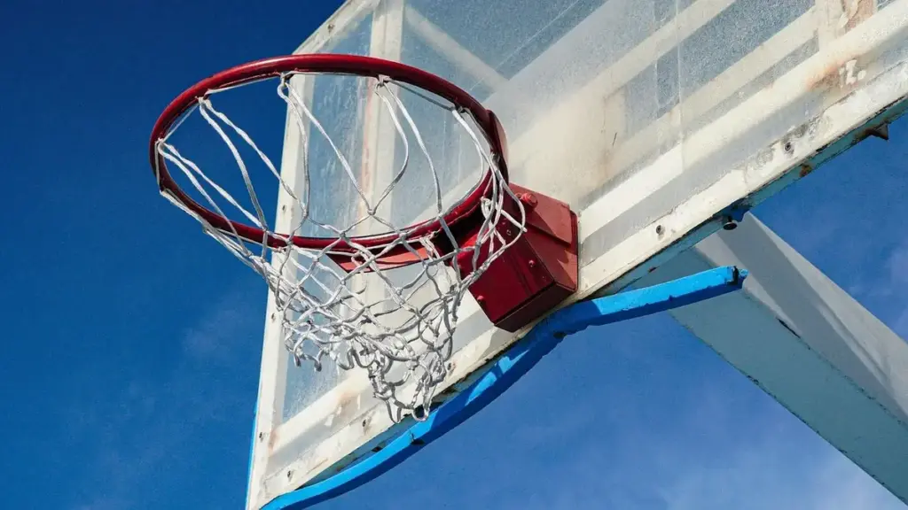 Rimessa dopo un canestro nel basket FIBA: da dove si effettua e chi può eseguirla