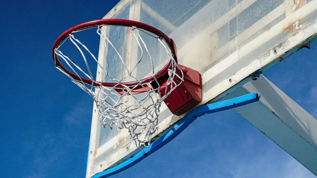 Rimessa dopo un canestro nel basket FIBA: da dove si effettua e chi può eseguirla
