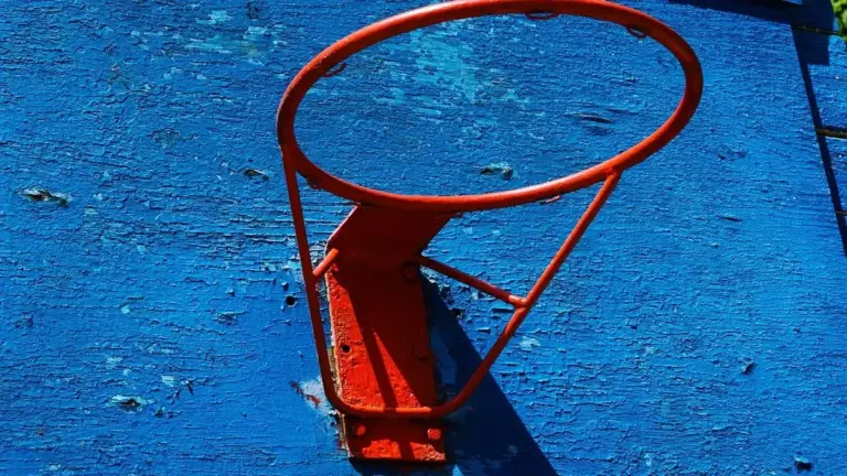 Altezza del canestro da basket NBA e FIBA: la misura è uguale nei due campionati?