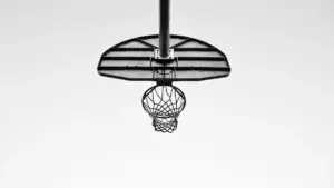 Cronometro dei 24 secondi nel basket: cosa succede se la palla è in aria alla sirena
