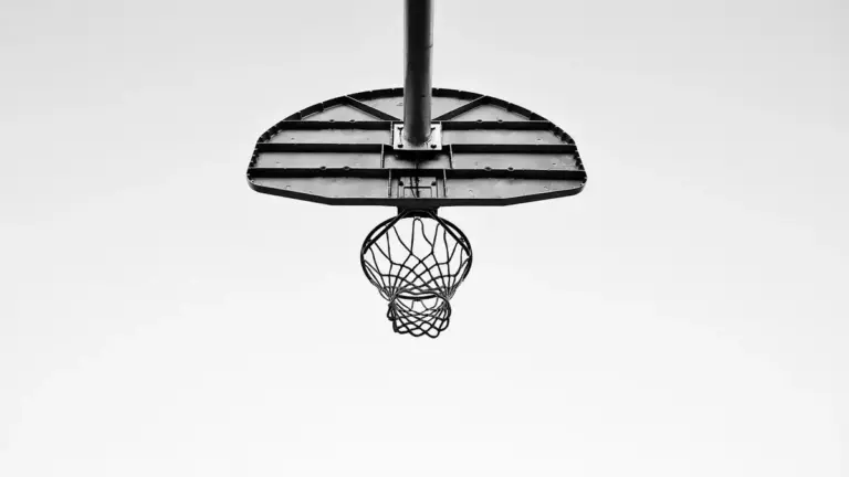 Cronometro dei 24 secondi nel basket: cosa succede se la palla è in aria alla sirena