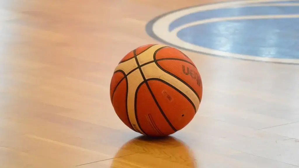 Quanto dura una partita di basket FIBA senza supplementari: tempo effettivo e pause previste