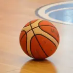 Quanto dura una partita di basket FIBA senza supplementari: tempo effettivo e pause previste