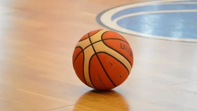 Quanto dura una partita di basket FIBA senza supplementari: tempo effettivo e pause previste