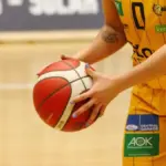 Rimessa contesa nel basket FIBA: come si assegna il possesso quando due giocatori trattengono la palla