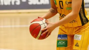 Rimessa contesa nel basket FIBA: come si assegna il possesso quando due giocatori trattengono la palla