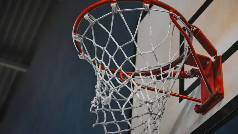 Autocanestro nel basket: a chi vengono assegnati i punti se la palla entra nel proprio canestro