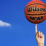 Passaggio sopra la testa nel basket: quando usarlo contro una difesa aggressiva