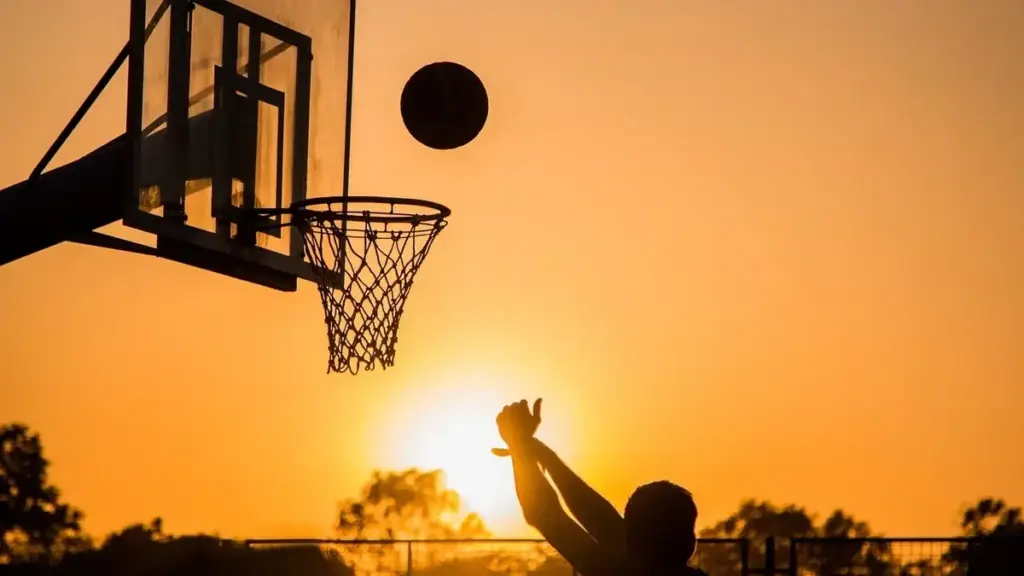 Conclusione con contatto nel basket: come mantenere il controllo del corpo in aria