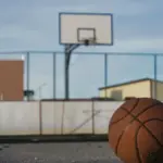Palla fuori campo nel basket: quale tocco determina a chi spetta la rimessa