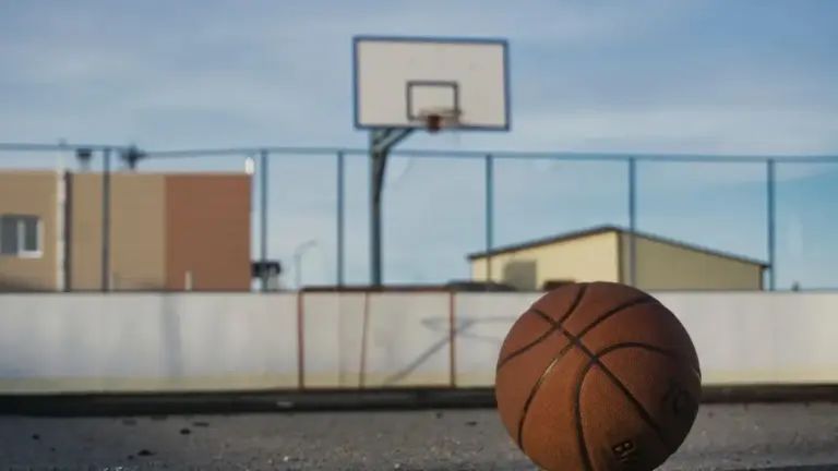 Palla fuori campo nel basket: quale tocco determina a chi spetta la rimessa
