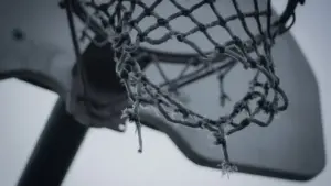 Fallo di sfondamento nel basket: che cosa osservare nella posizione del difensore