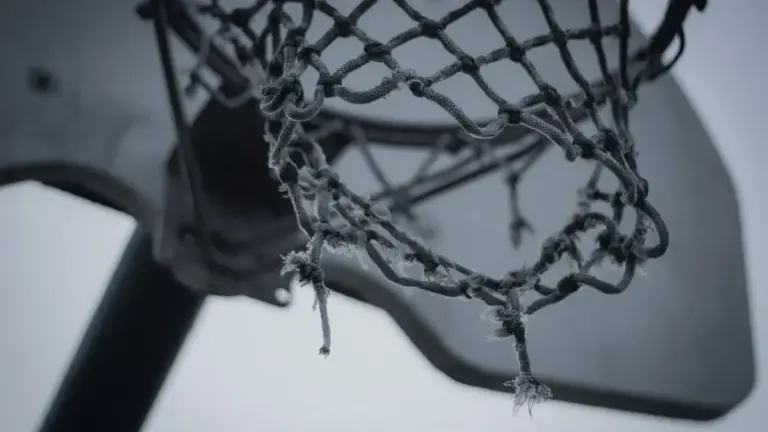 Fallo di sfondamento nel basket: che cosa osservare nella posizione del difensore