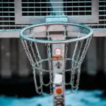 Tiro in sospensione nel basket: come allineare gomito e polso